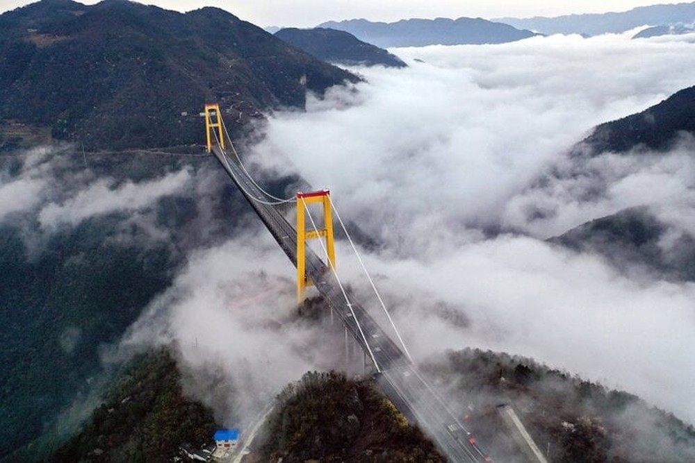 Cây cầu trên mây ở Trung Quốc, phải dùng tên lửa để xây - Ảnh 5.