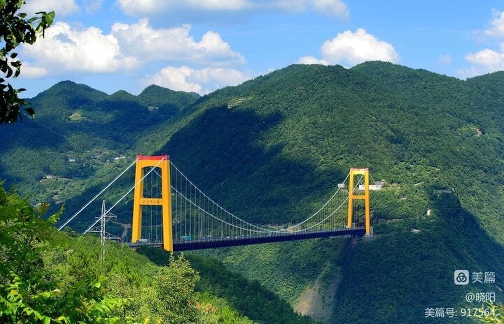 Cây cầu trên mây ở Trung Quốc, phải dùng tên lửa để xây - Ảnh 4.