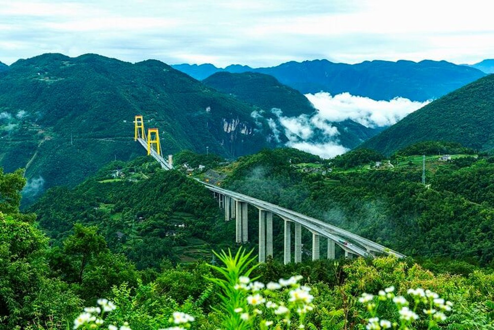 Cây cầu trên mây ở Trung Quốc, phải dùng tên lửa để xây - Ảnh 3.
