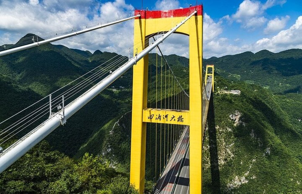 Cây cầu trên mây ở Trung Quốc, phải dùng tên lửa để xây - Ảnh 2.