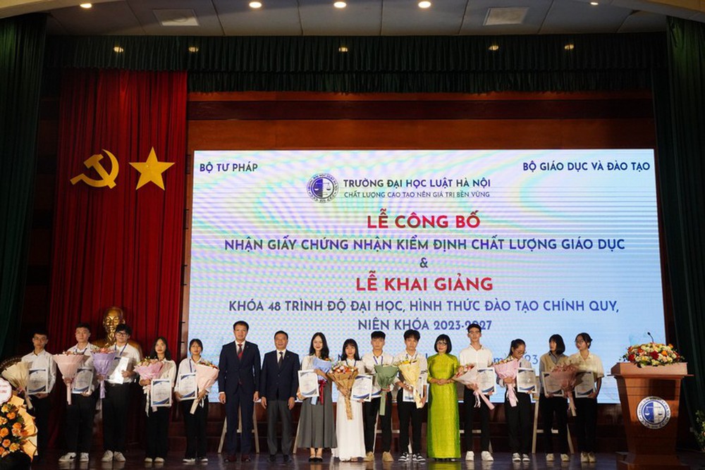 Bố mẹ công nhân con trở thành thủ khoa đầu vào trường đại học nổi tiếng - Ảnh 1.