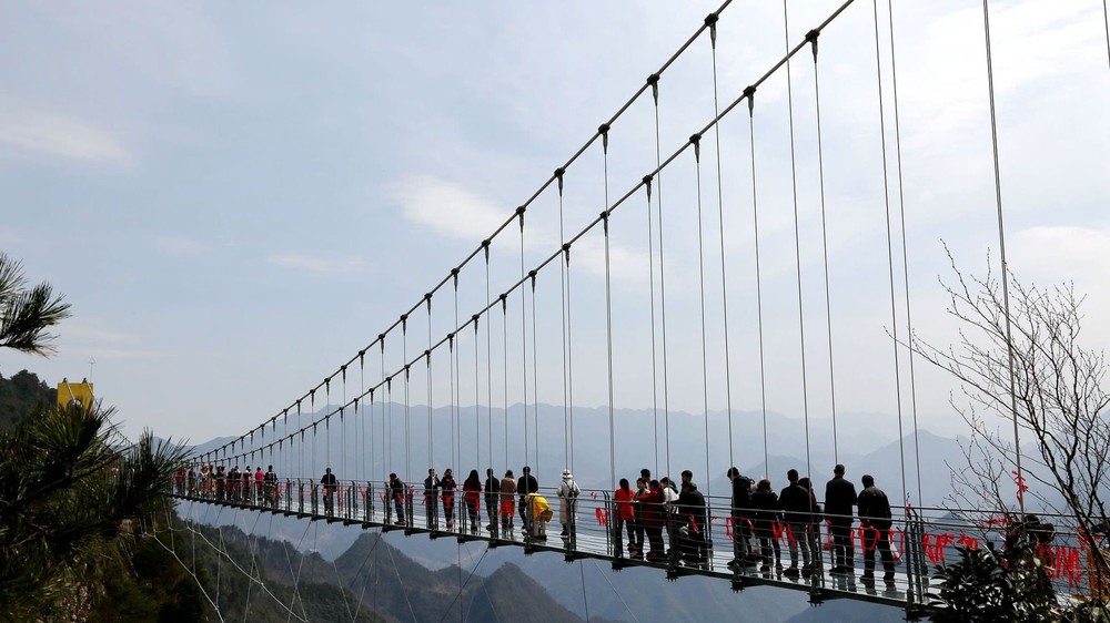 Chỉ mất 38 tỷ đồng, Trung Quốc xây thành công cầu bằng kính’ cao gần 2.000 mét khiến thế giới ngỡ ngàng - Ảnh 3.