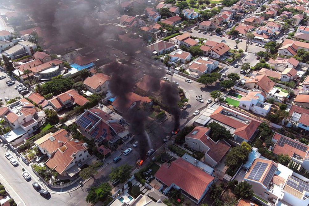 Hamas đột kích bằng đường bộ - biển - không, Israel vung Kiếm sắt - Ảnh 3.