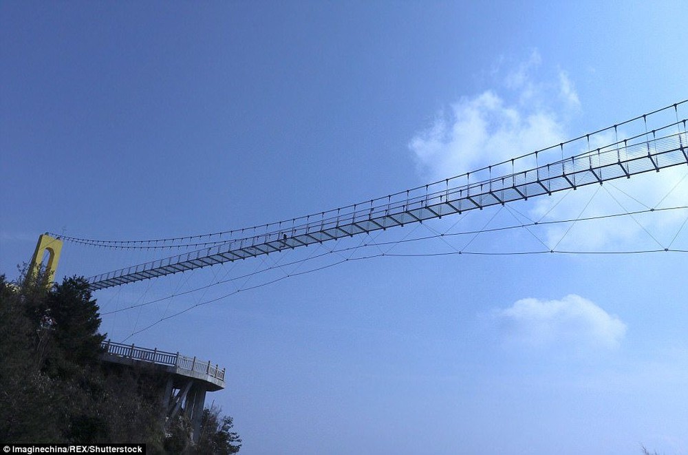 Chỉ mất 38 tỷ đồng, Trung Quốc xây thành công cầu bằng kính’ cao gần 2.000 mét khiến thế giới ngỡ ngàng - Ảnh 2.