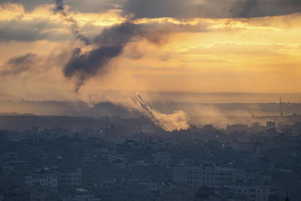 Hamas đột kích bằng đường bộ - biển - không, Israel vung Kiếm sắt - Ảnh 2.