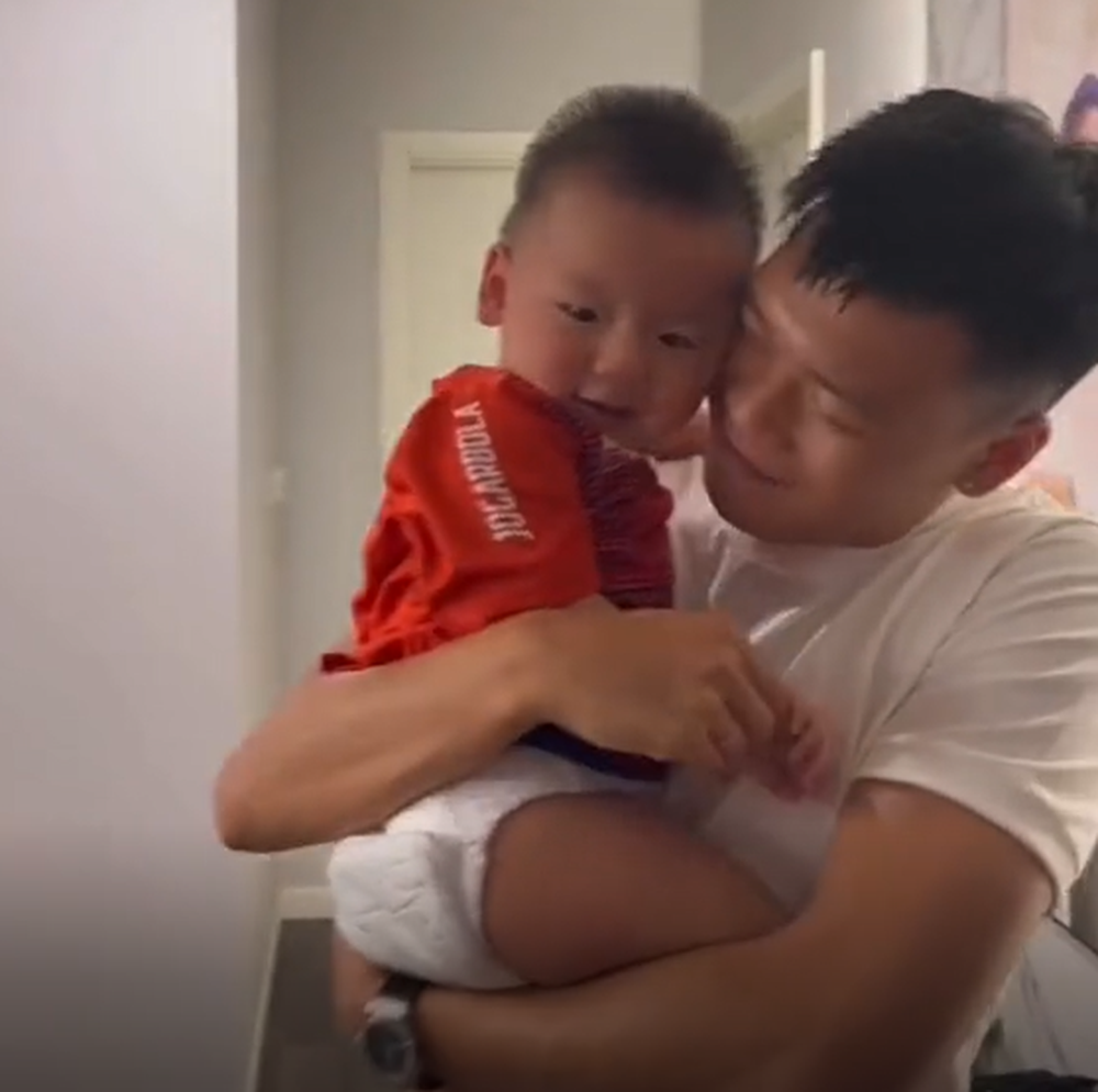 Tuyển thủ Việt Nam bảnh bao trở về sau chuyến công tác nhưng con trai không nhận ra bố