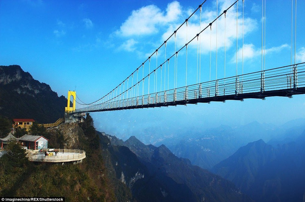 Chỉ mất 38 tỷ đồng, Trung Quốc xây thành công cầu bằng kính’ cao gần 2.000 mét khiến thế giới ngỡ ngàng - Ảnh 1.
