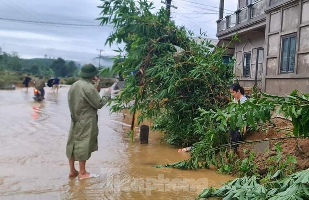 Cận cảnh khu vực sạt lở khiến 2 người thiệt mạng ở Yên Bái - Ảnh 4.