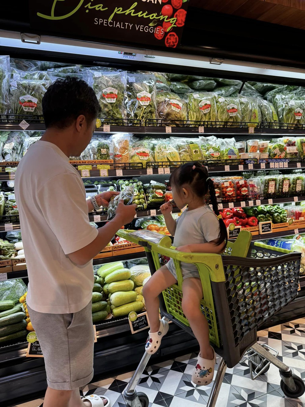 Cuối tuần Cường Đô la làm “bố đảm”, đưa con gái cưng đi siêu thị nấu cơm