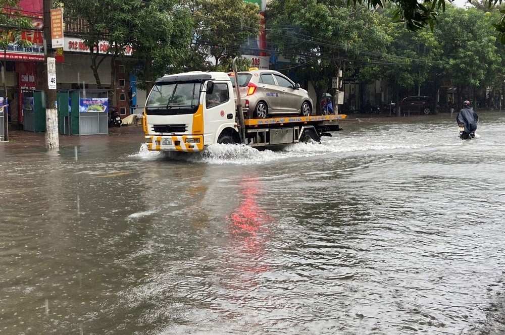 Hà Tĩnh có nơi ngập sâu, người dân di dời tài sản chạy lũ - Ảnh 15.