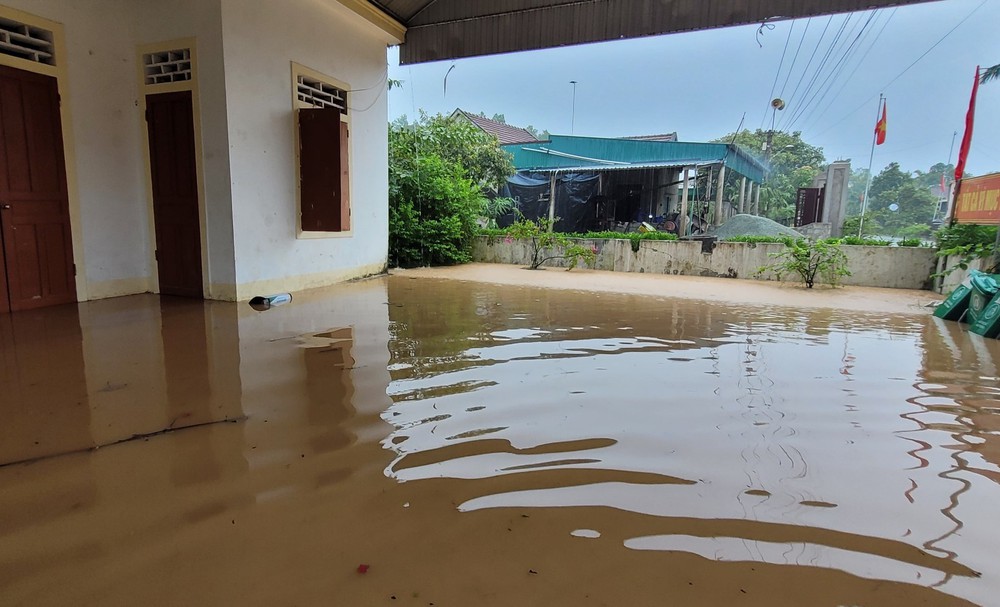 Hà Tĩnh có nơi ngập sâu, người dân di dời tài sản chạy lũ - Ảnh 1.