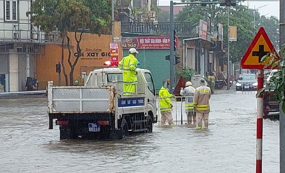 Hà Tĩnh có nơi ngập sâu, người dân di dời tài sản chạy lũ - Ảnh 14.