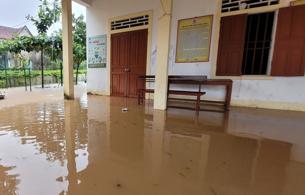 Hà Tĩnh có nơi ngập sâu, người dân di dời tài sản chạy lũ - Ảnh 13.