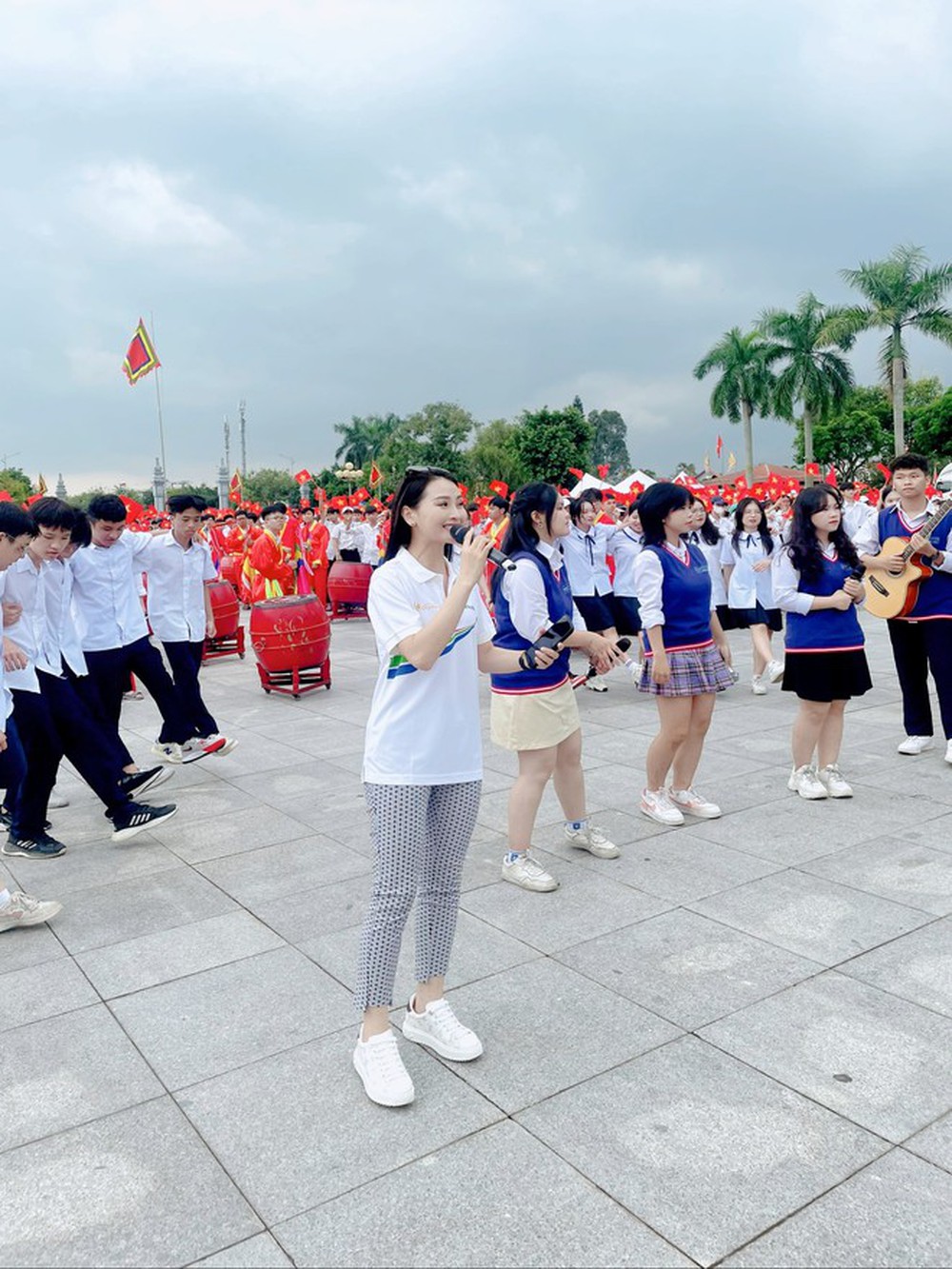 MC Mù Tạt lần đầu dẫn điểm cầu Chung kết Olympia: “Hải Phòng nhiệt quá!”