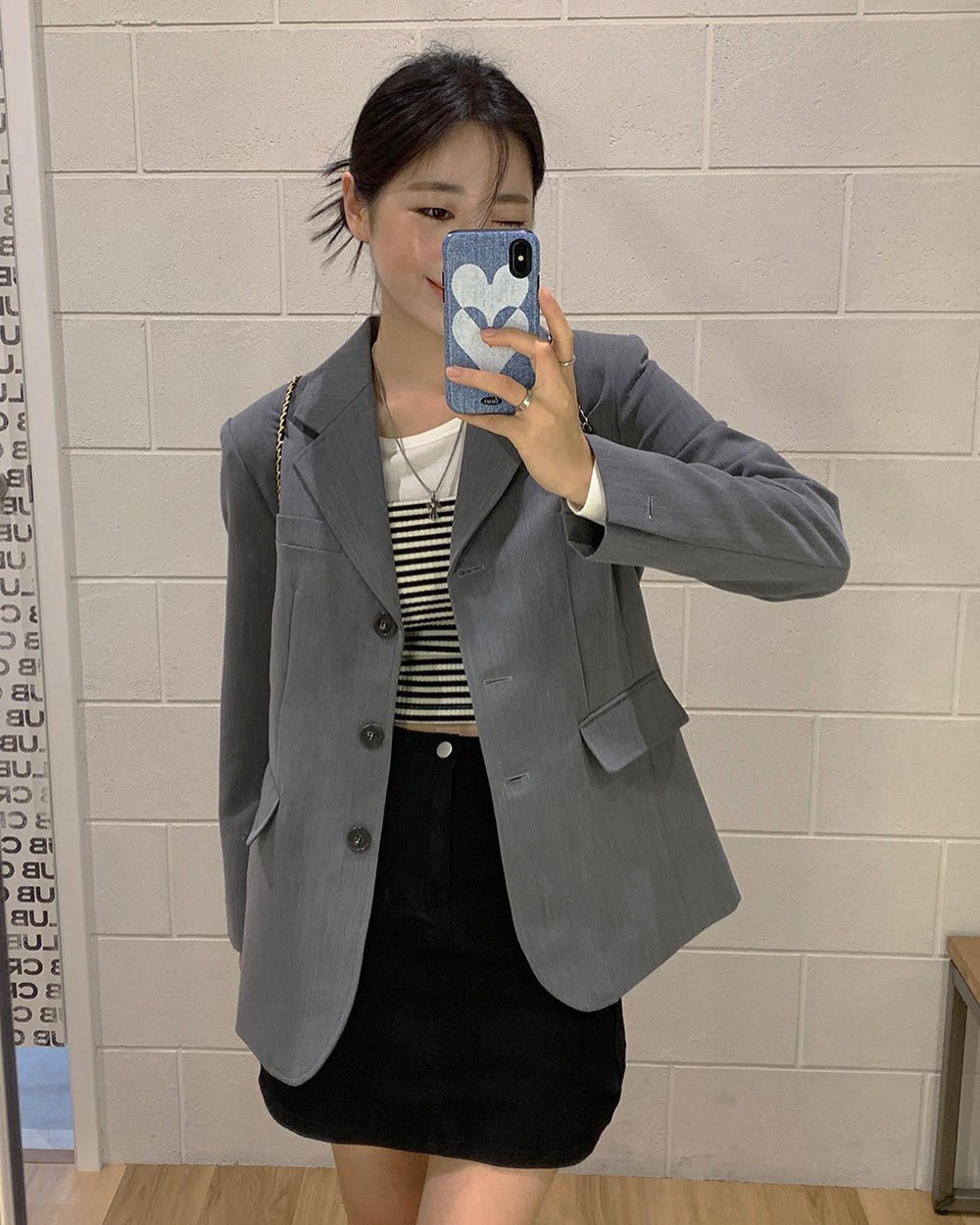 4 kiểu áo mỏng phù hợp để diện bên trong blazer - Ảnh 6.