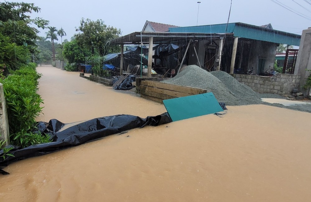 Hà Tĩnh có nơi ngập sâu, người dân di dời tài sản chạy lũ - Ảnh 11.