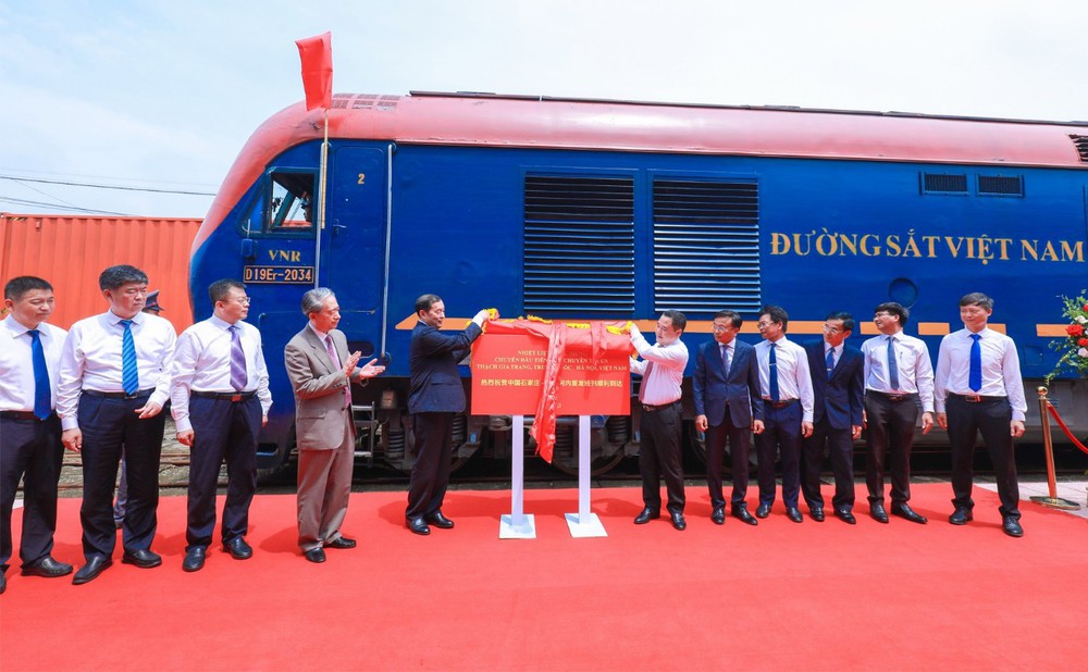 Hai tuyến đường sắt nối Việt Nam-Trung Quốc dài hàng nghìn km vừa khai trương chở những gì, khủng thế nào? - Ảnh 1.