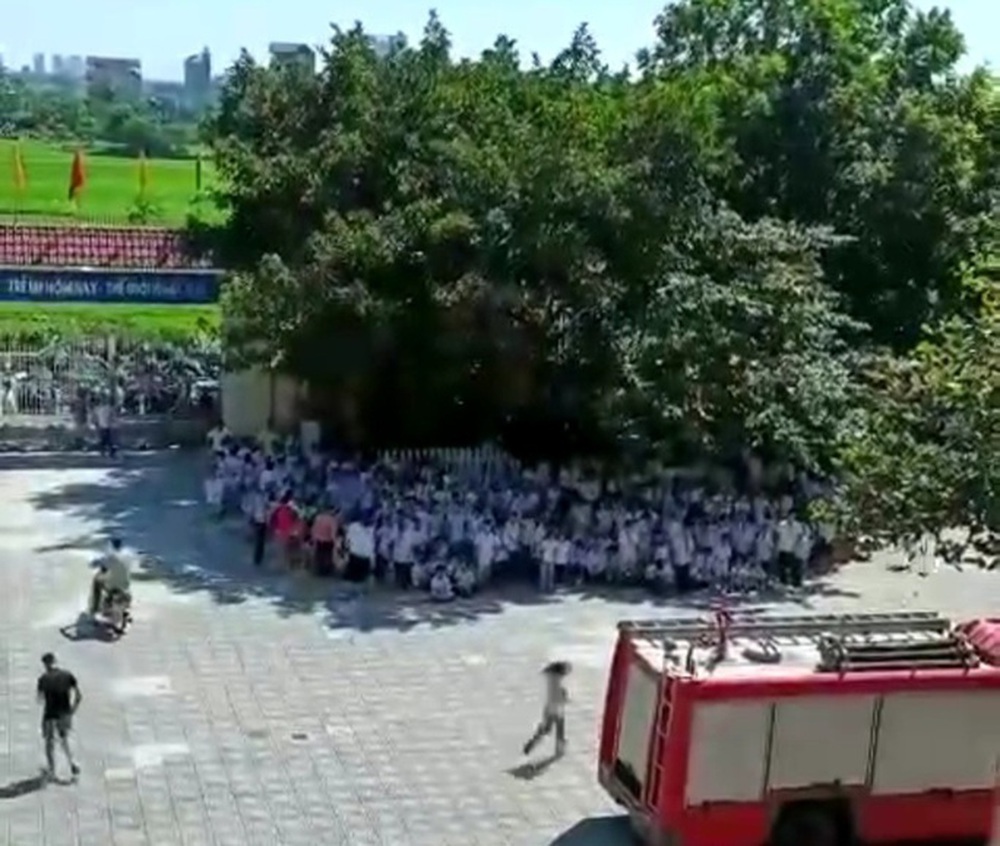 Cháy tại trường tiểu học, hàng trăm học sinh chạy thoát xuống sân - Ảnh 2.