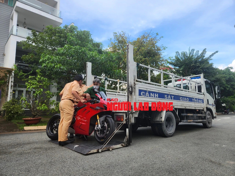 Người mẫu Ngọc Trinh làm xiếc trên đường: Lập biên bản xử phạt 4 lỗi, tạm giữ 2 mô tô - Ảnh 2.