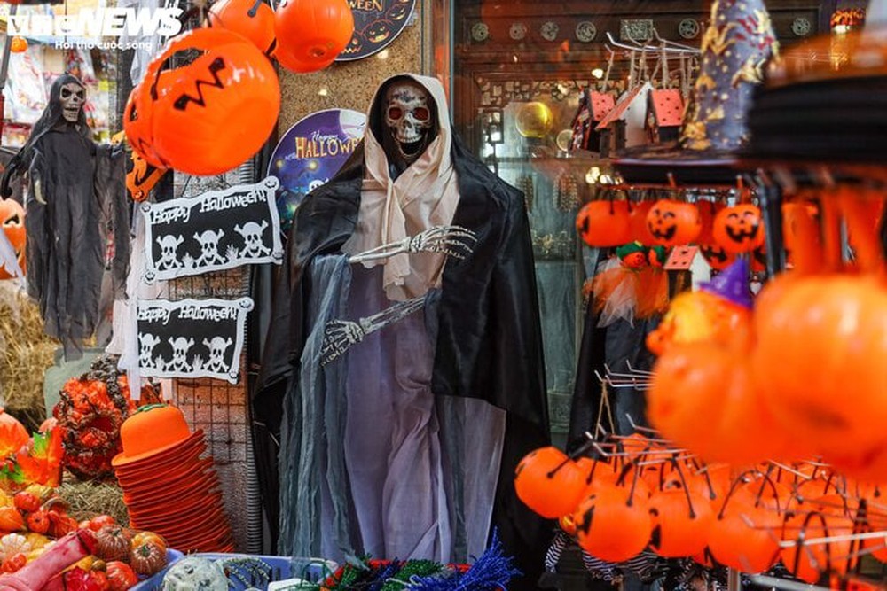 Sau rằm Trung thu, thủ phủ Hàng Mã lại rực sắc màu Halloween - Ảnh 2.