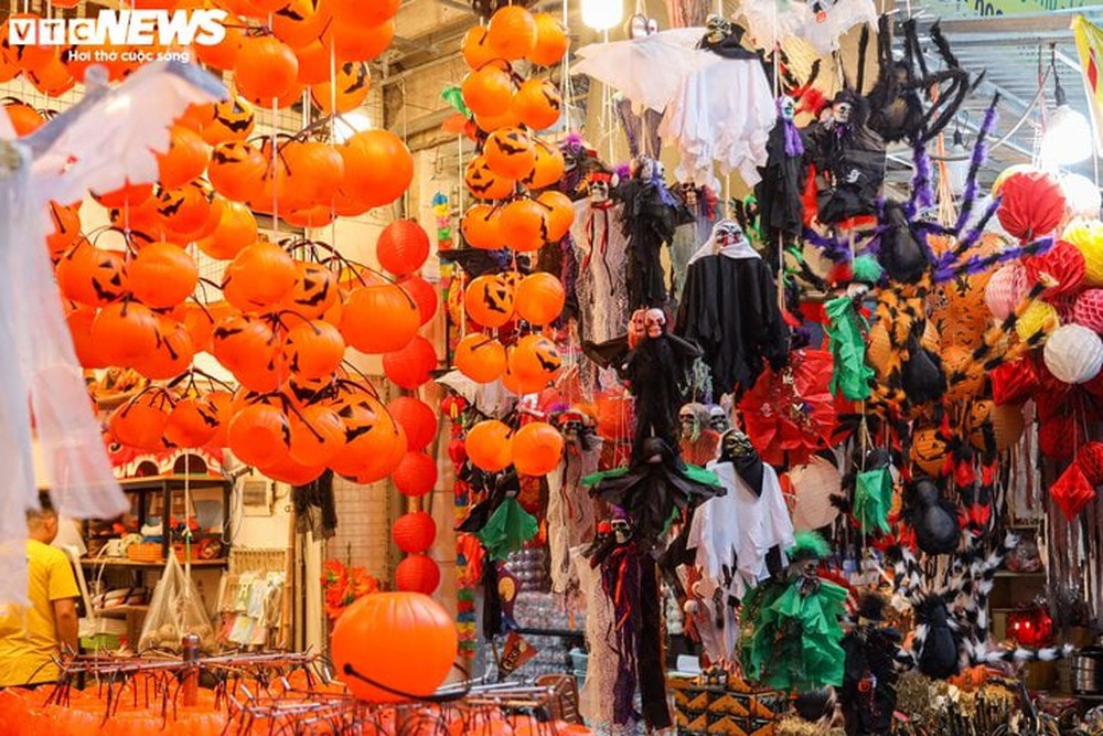 Sau rằm Trung thu, thủ phủ Hàng Mã lại rực sắc màu Halloween - Ảnh 9.