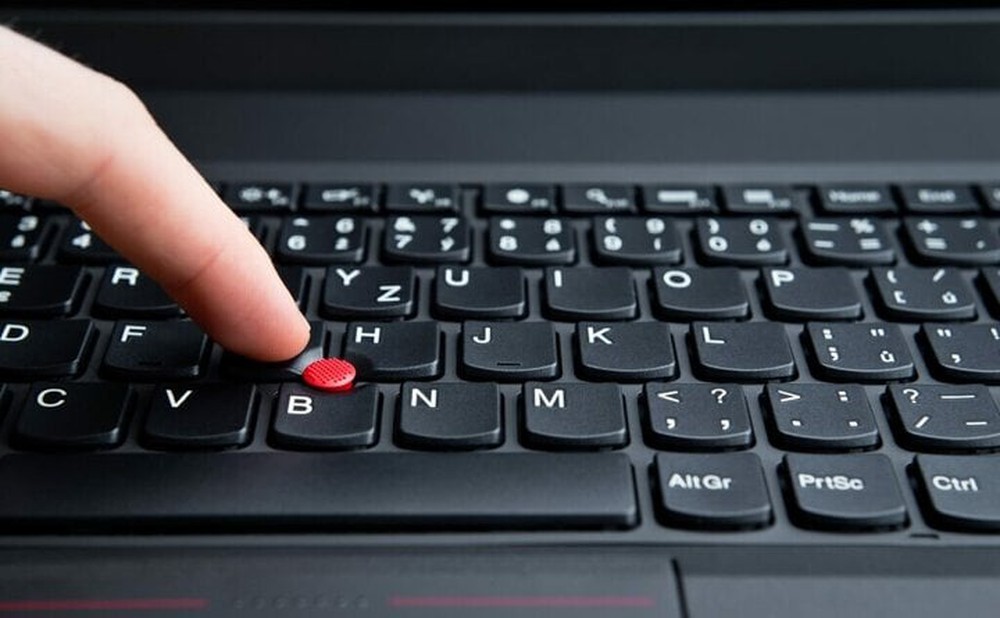 Vì sao một số laptop có nút màu đỏ giữa bàn phím? - Ảnh 1.