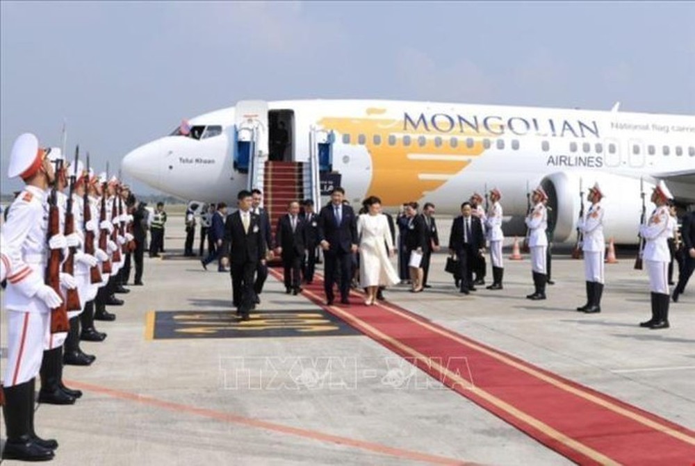 Tổng thống Mông Cổ và Phu nhân đến Hà Nội, bắt đầu thăm Việt Nam - Ảnh 3.