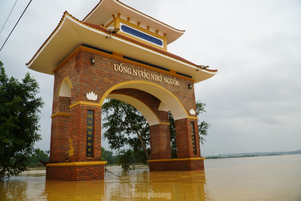 Nỗi đau vùng rốn lũ Hà Tĩnh: Người chết 3 ngày chưa thể mai táng, nhiều trẻ lâm cảnh mồ côi - Ảnh 7.