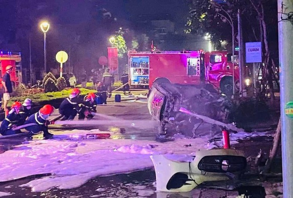 Diễn biến mới vụ xe Mercedes tự gây tai nạn rồi bốc cháy, 6 người bị thương - Ảnh 1.