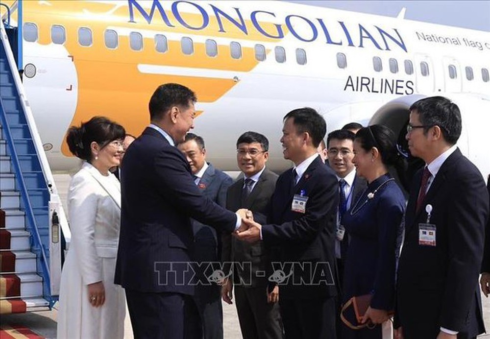 Tổng thống Mông Cổ và Phu nhân đến Hà Nội, bắt đầu thăm Việt Nam - Ảnh 2.
