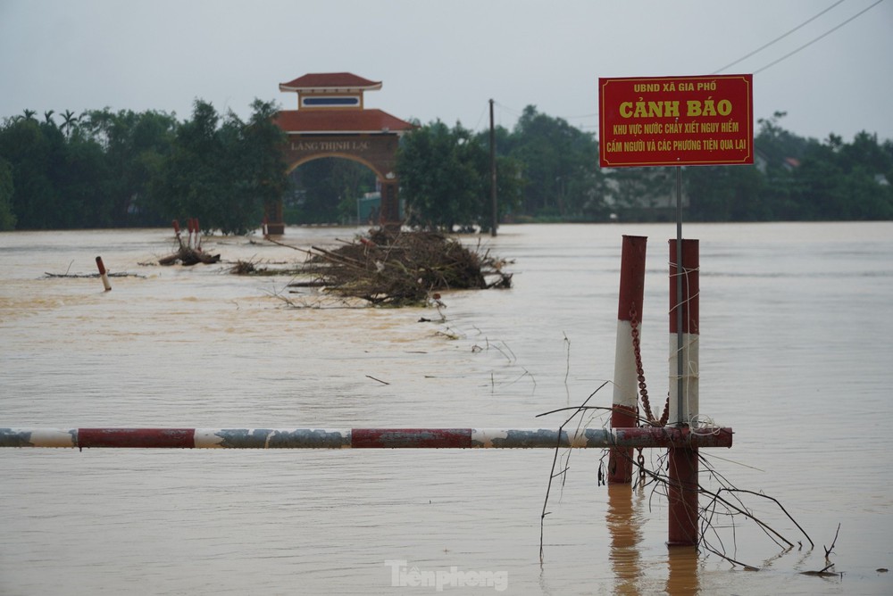 Nỗi đau vùng rốn lũ Hà Tĩnh: Người chết 3 ngày chưa thể mai táng, nhiều trẻ lâm cảnh mồ côi - Ảnh 5.