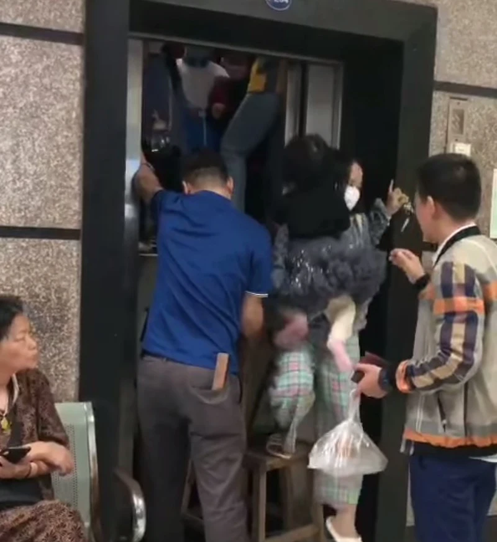 Kẹt thang máy chung cư khiến nhiều người hoảng loạn ở Hà Nội: Chuyên gia cảnh báo các sự cố thường gặp - Ảnh 1.