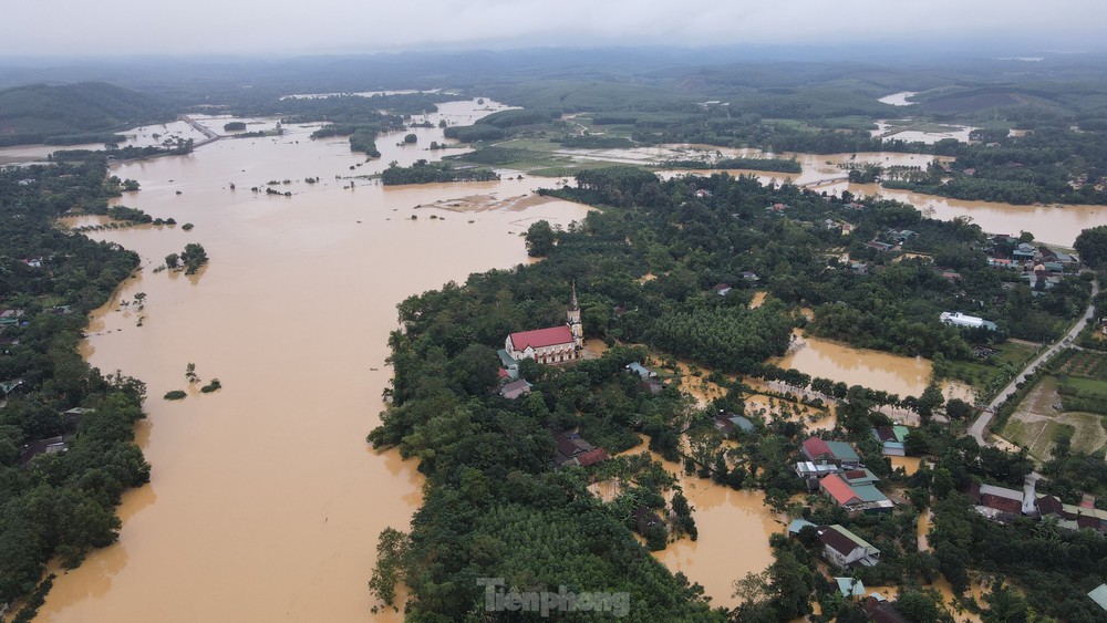 Nỗi đau vùng rốn lũ Hà Tĩnh: Người chết 3 ngày chưa thể mai táng, nhiều trẻ lâm cảnh mồ côi - Ảnh 1.