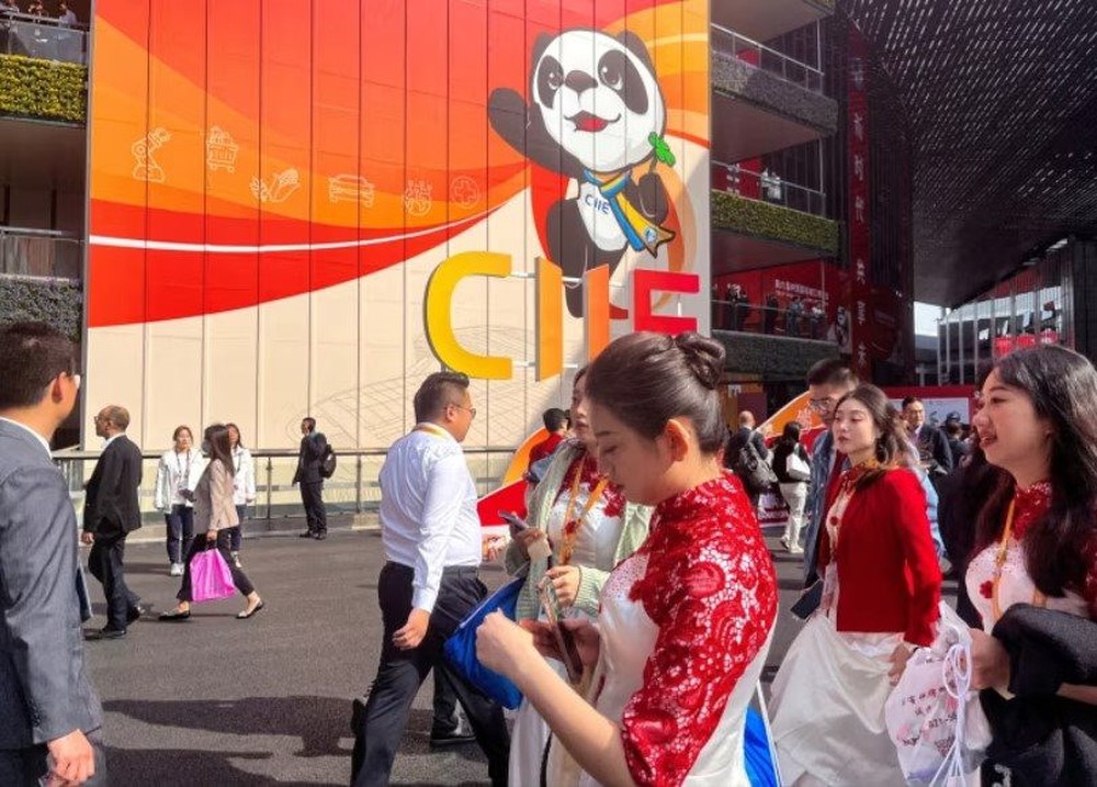 Cảnh tượng trái ngược 180 độ sau 1 năm ở hội chợ hàng đầu thế giới: Trung Quốc hấp dẫn đến thế nào? - Ảnh 2.
