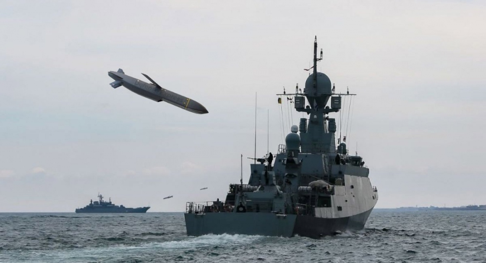 Vì sao Ukraine chỉ tấn công tàu chiến Nga đang neo đậu ở cảng? - Ảnh 1.