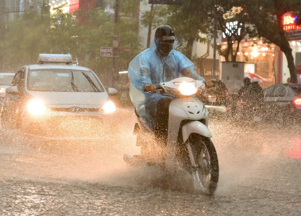 Từ đêm nay, không khí lạnh tràn về, miền Bắc giảm đột ngột 10 độ C sau một ngày - Ảnh 1.