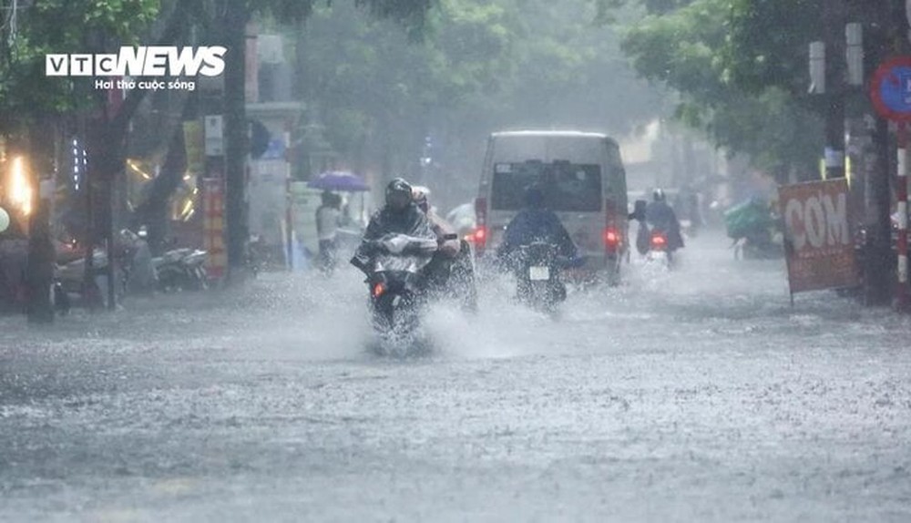 Mưa lớn kéo dài gần 1 tuần sắp trút xuống miền Trung, có nơi trên 700mm/đợt - Ảnh 1.