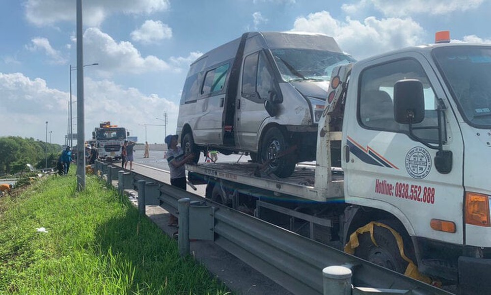 Đâm vào dải hộ lan trên cao tốc Hà Nội - Hải Phòng, ô tô 16 chỗ biến dạng - Ảnh 2.