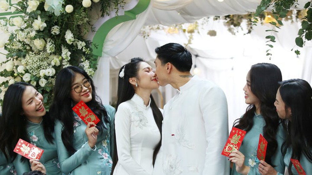 Chú rể Văn Hậu trao nụ hôn ngọt ngào cho Hải My, tay trong tay đưa nàng về dinh - Ảnh 6.