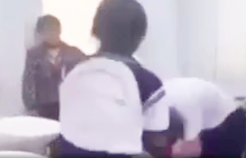 Nữ sinh đánh nhau tại trường ở TP.HCM bị phạt đọc sách về đạo đức - Ảnh 1.