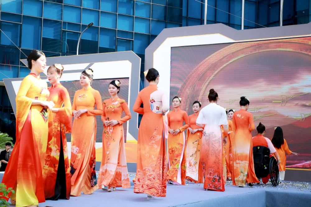 Người mẫu đặc biệt trình diễn bộ sưu tập áo dài mới của NTK Vũ Thảo Giang - Ảnh 6.