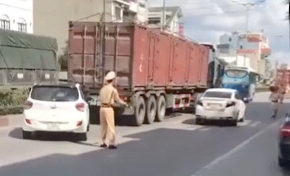 Truy tìm tài xế lùi ô tô bỏ chạy để trốn kiểm tra nồng độ cồn trên Quốc lộ 18 - Ảnh 2.