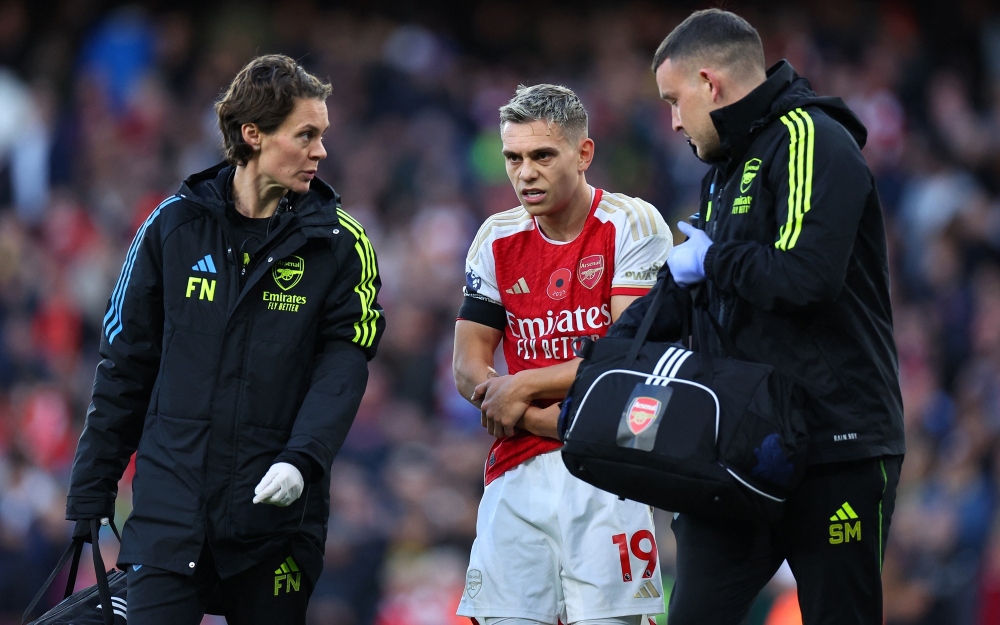 Thắng Burnley trong thế 10 người, Arsenal phả hơi nóng vào gáy Man City - Ảnh 2.