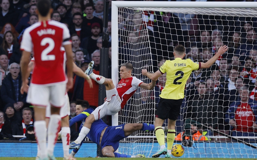 Thắng Burnley trong thế 10 người, Arsenal phả hơi nóng vào gáy Man City - Ảnh 1.