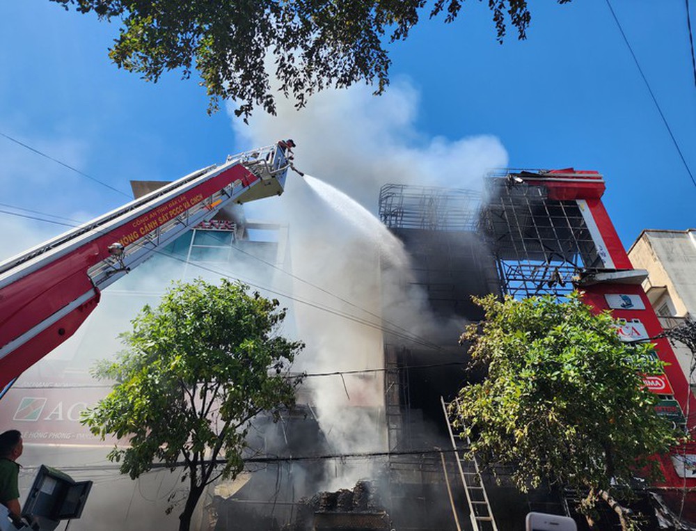Cháy lớn ở Buôn Ma Thuột, vợ chồng già mất 10 tỉ đồng trong tích tắc - Ảnh 11.