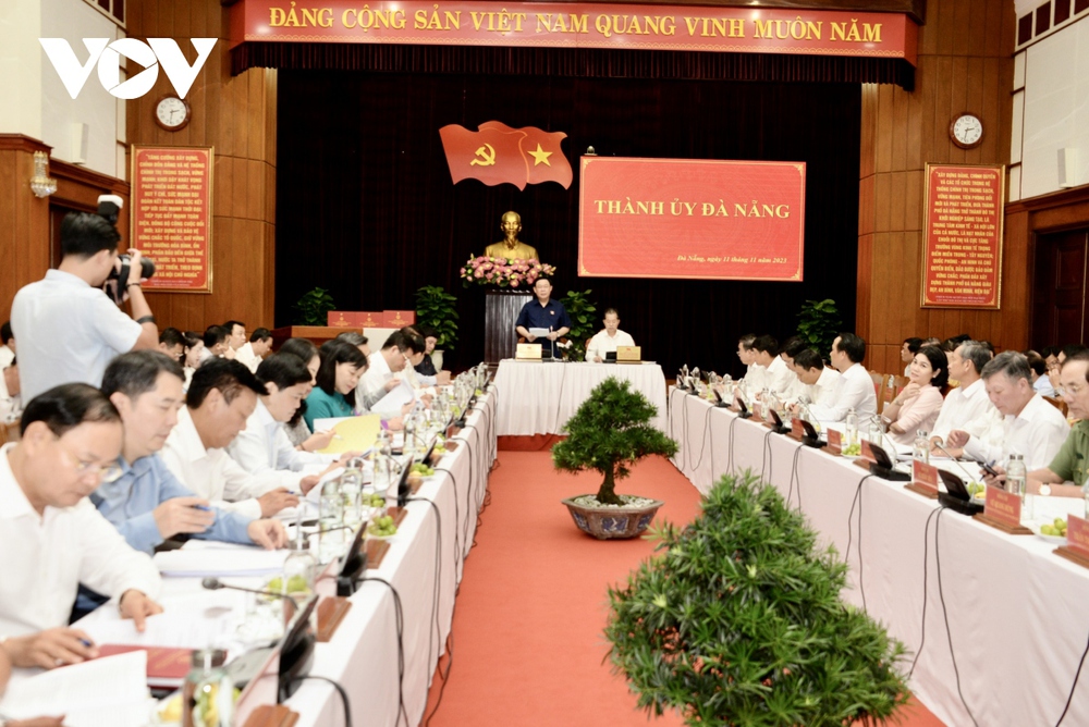 Chủ tịch Quốc hội Vương Đình Huệ làm việc với lãnh đạo Thành ủy TP Đà Nẵng - Ảnh 2.