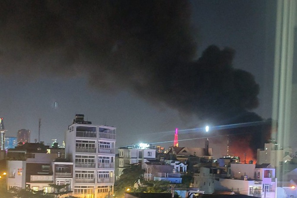 Đang cháy lớn ở quận 7 - TP HCM - Ảnh 2.
