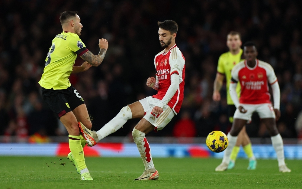 Thắng Burnley trong thế 10 người, Arsenal phả hơi nóng vào gáy Man City - Ảnh 10.