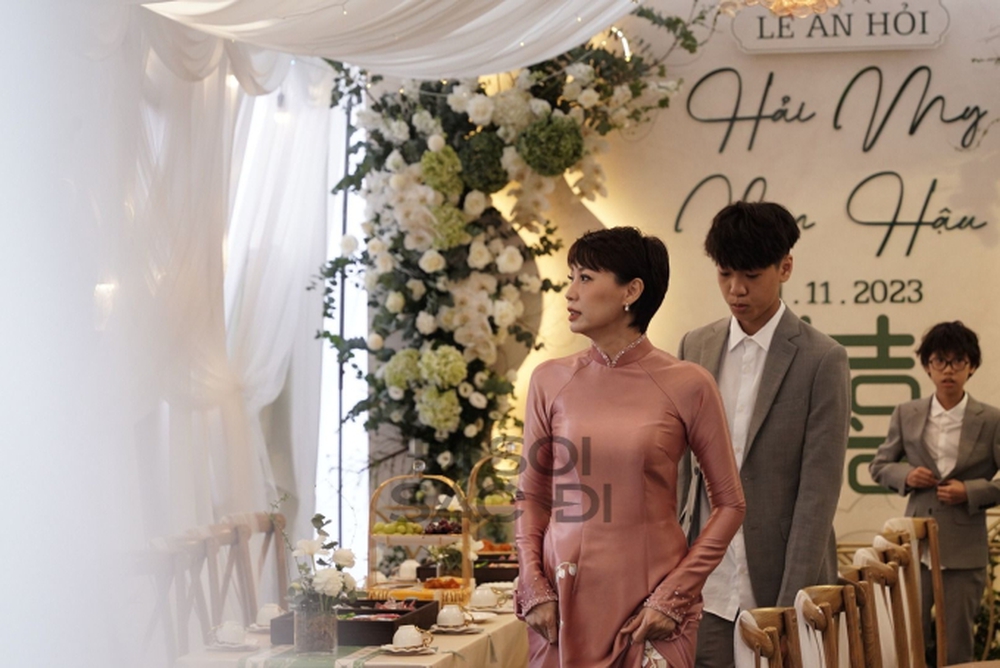 Doãn Hải My chính thức lộ diện trong đám hỏi, Đoàn Văn Hậu ngồi xe 50 tỷ cùng đoàn xích lô mang sính lễ khủng đến nhà gái - Ảnh 5.