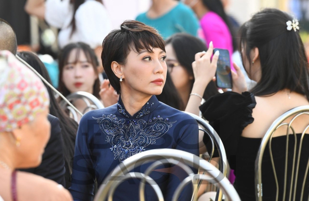 Mẹ Doãn Hải My xách túi gần trăm triệu, bố lái Mẹc G63 hộ tống con gái về Thái Bình tổ chức lễ cưới - Ảnh 4.